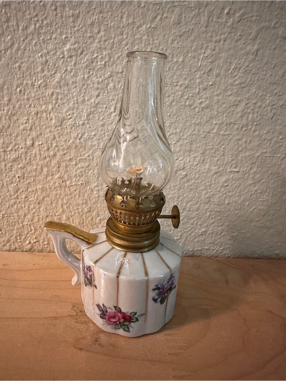 NAPCO MINIATURE WHITE W/ FLORAL DESIGN FINGER OIL LAMP AND CLEAR GLOBE